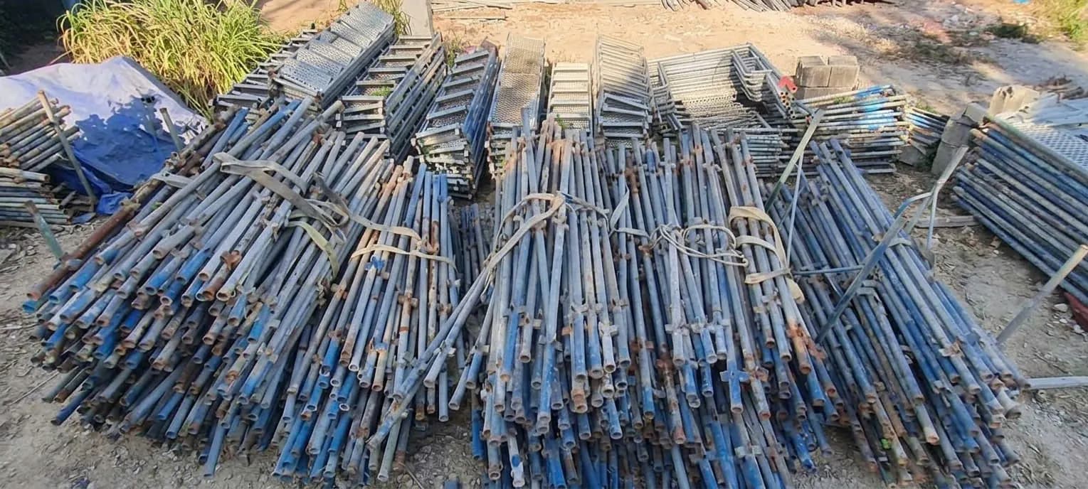 Ống thép và cây chống