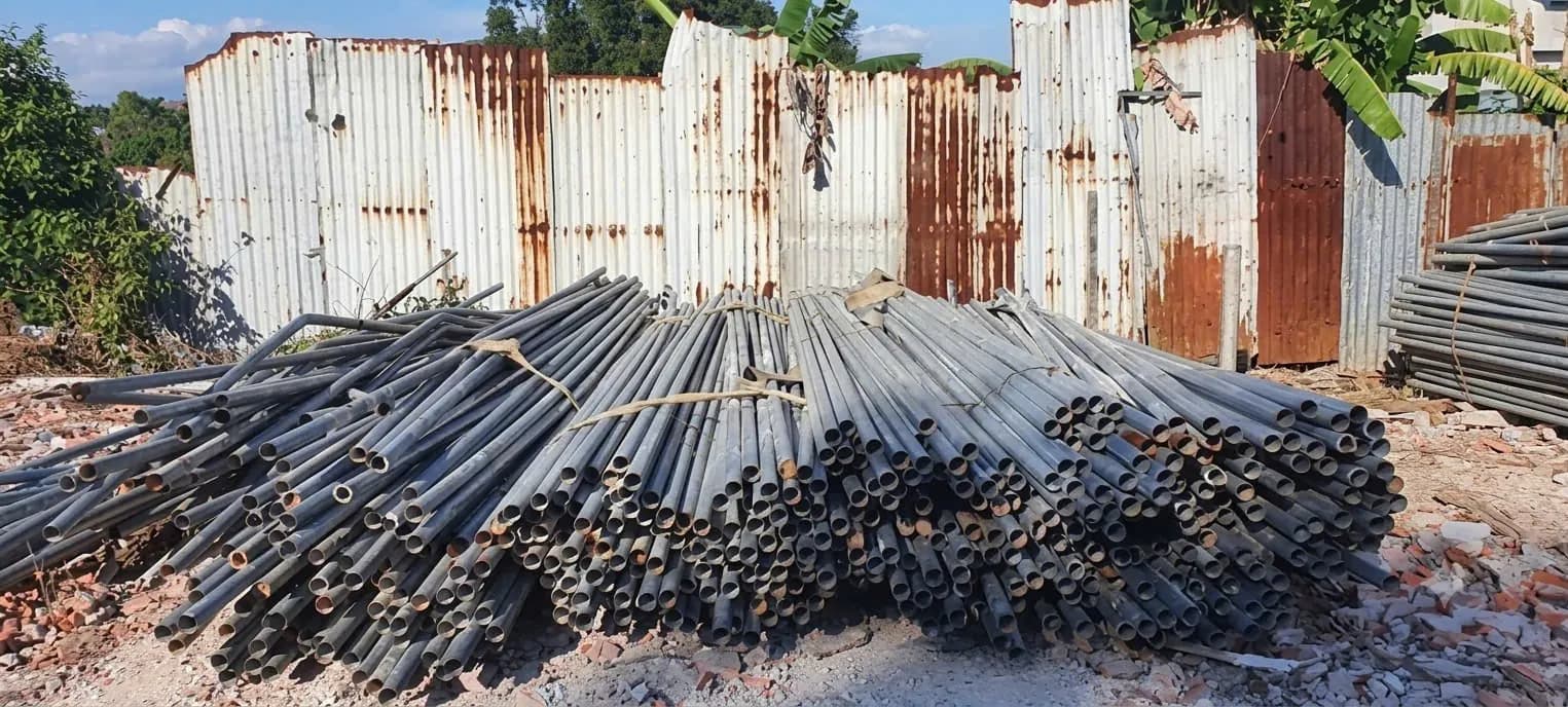 Ống thép giàn giáo buộc bó trong bãi
